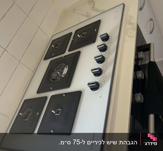 כיריים על משטח שיש במטבח מודרני